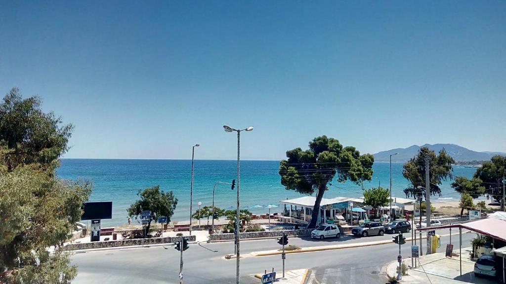 a street in front of a beach with the ocean at Starfish Seaside Studio in Artemida