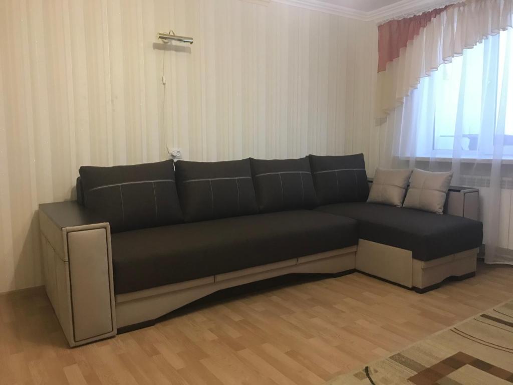 een zwarte bank in een woonkamer bij Apartments Private in Truskavets