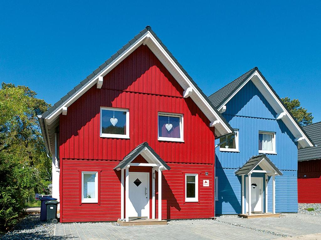 ユリウスルーにあるStrandhaus Juli - D 121.001の黒屋根の赤い家