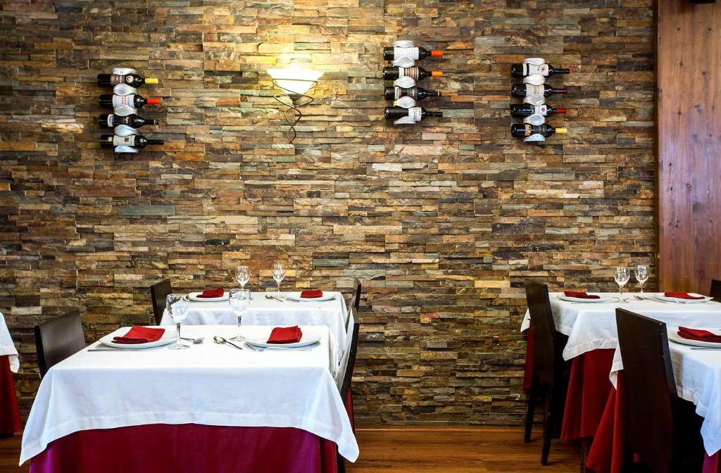 Restaurace v ubytování Hostal La Plaça