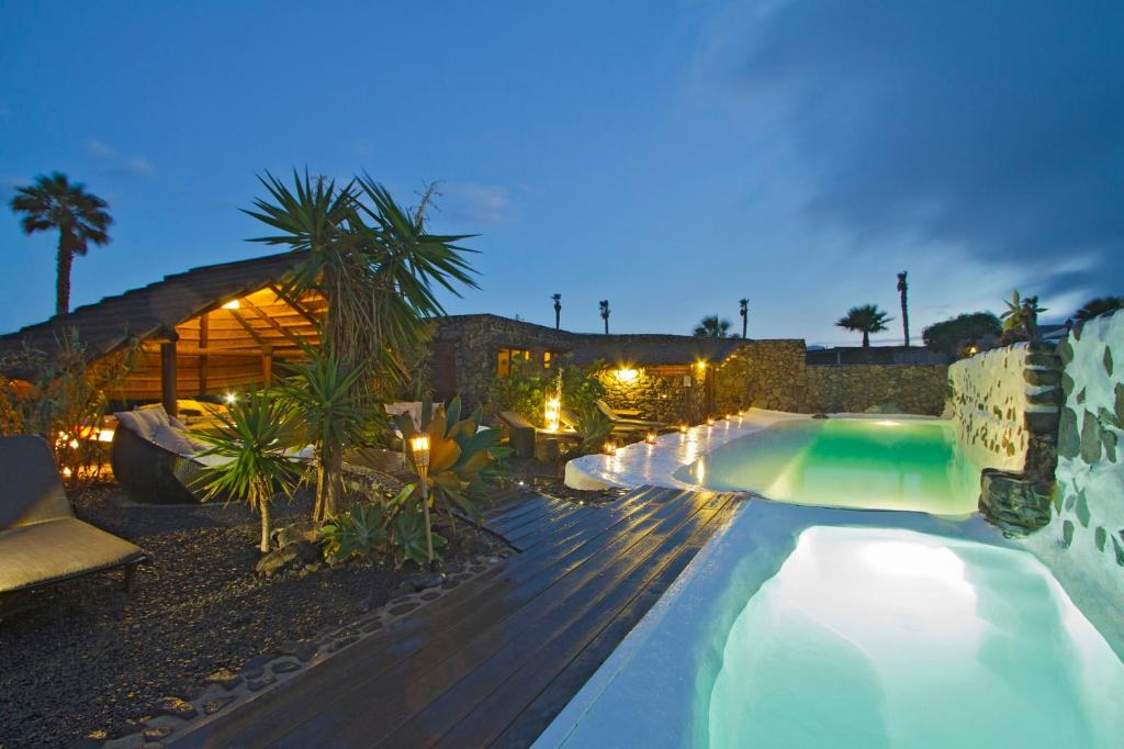 Basen w obiekcie Finca De Arrieta Village - Yurts and Stone Cottages - Shared Pool - Walking distance to Arrieta Beach - Off Grid lub w pobliżu