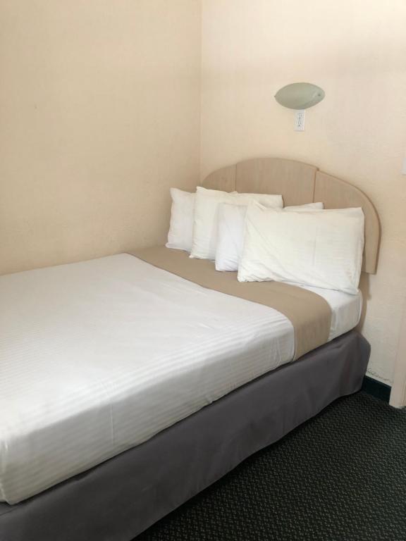 Postel nebo postele na pokoji v ubytování Biscayne Family Resort