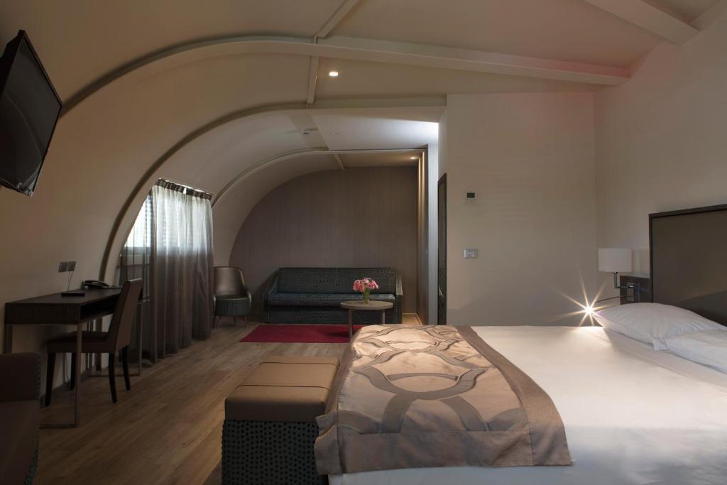 فندق سمارت هوليدي في ميستر: غرفة نوم مع سرير وغرفة معيشة