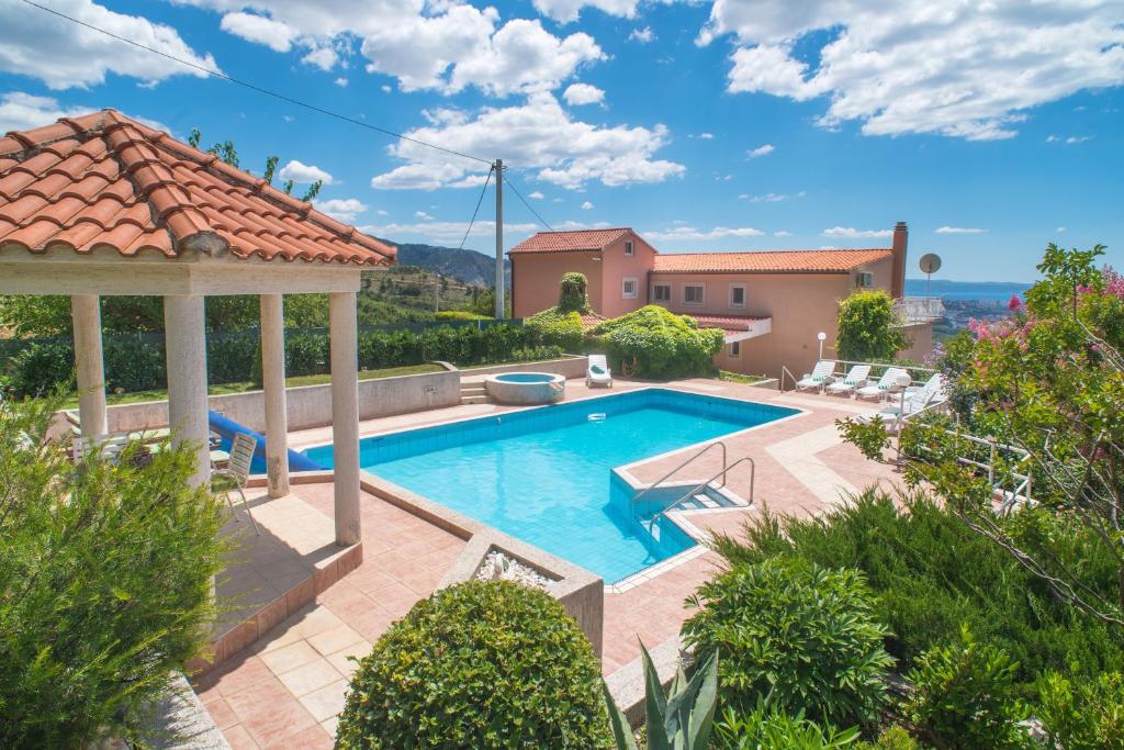 Bazén v ubytovaní Villa Klara with 72 sqm pool and view on Split and islands alebo v jeho blízkosti