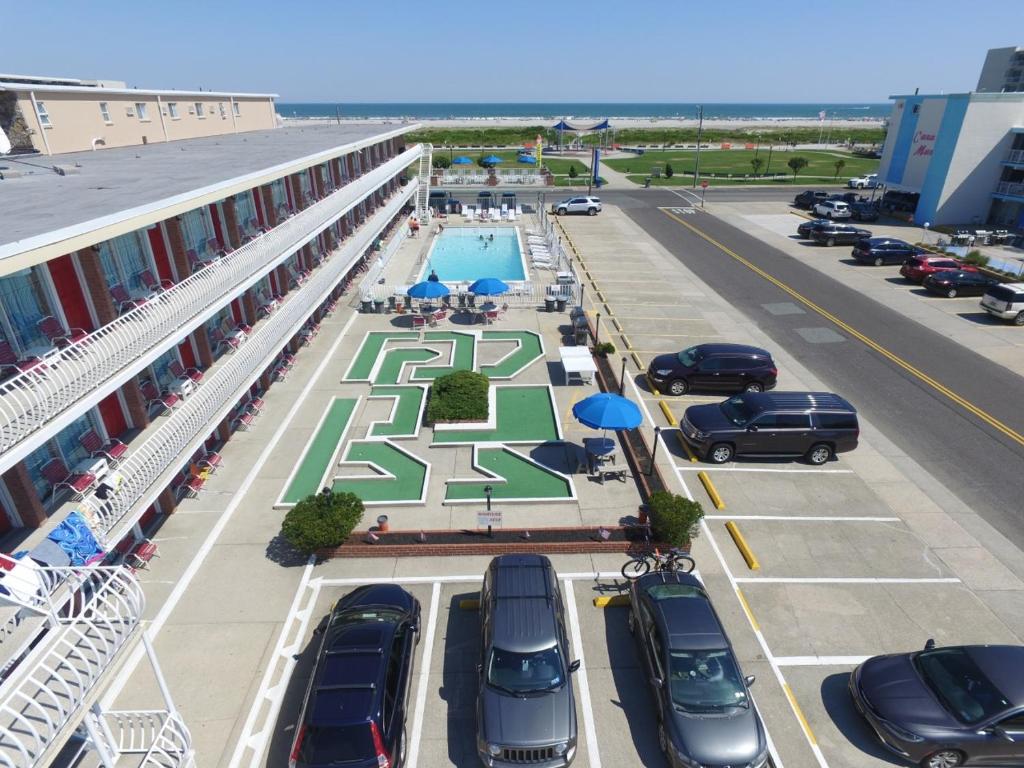 Bazén v ubytování Gold Crest Motel nebo v jeho okolí
