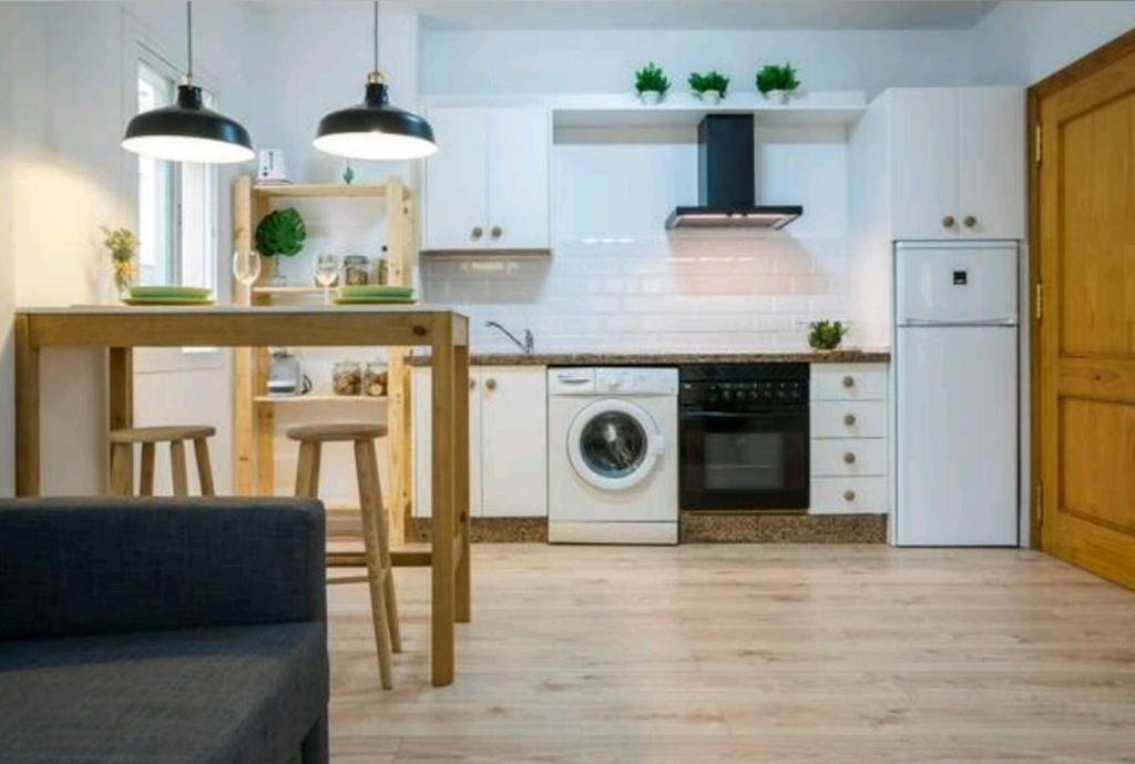 A kitchen or kitchenette at Apartamento MINAGA 1