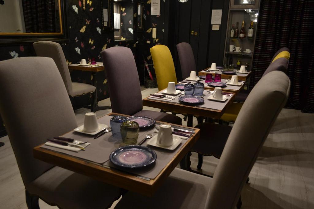 a dining room with tables and chairs with dishes on them at Gatto Bianco Casa Dei Venti in Bari