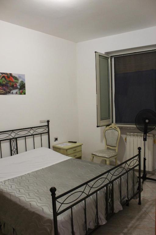 - une chambre avec un lit, une fenêtre et une chaise dans l'établissement La Vela, à Furore