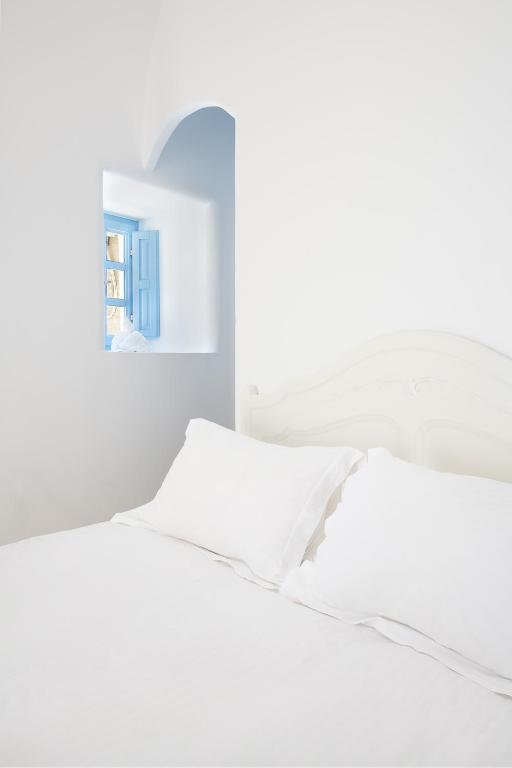 Postel nebo postele na pokoji v ubytování Pantelia Suites