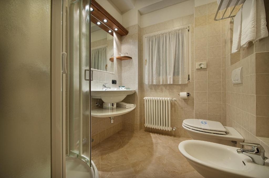Koupelna v ubytování Hotel Larice Bianco