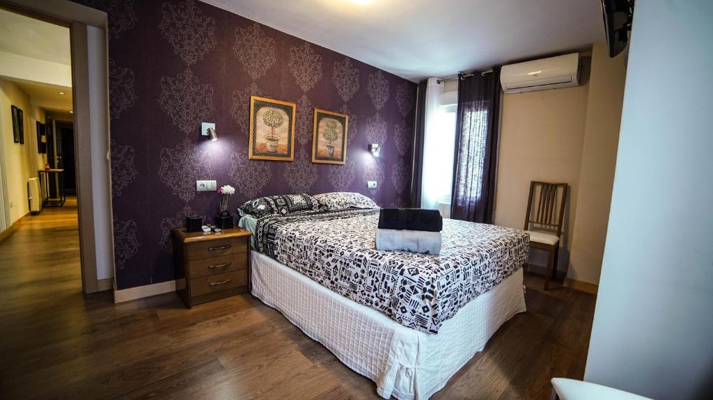 - une chambre avec un lit et du parquet dans l'établissement Apartments Madrid Eliptica, à Madrid