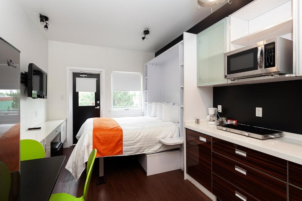 Кухня или мини-кухня в Micro Boutique Living Antigonish
