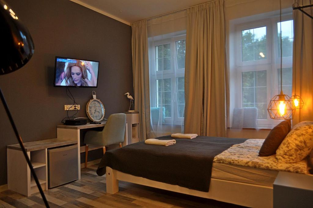 Televízia a/alebo spoločenská miestnosť v ubytovaní Tawerna Rybaki Old Town