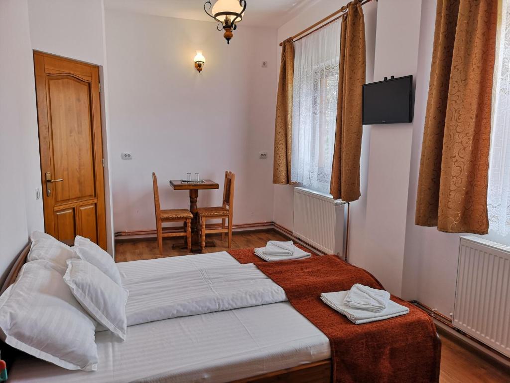 Postel nebo postele na pokoji v ubytování Pensiunea Casa Sighisoreana
