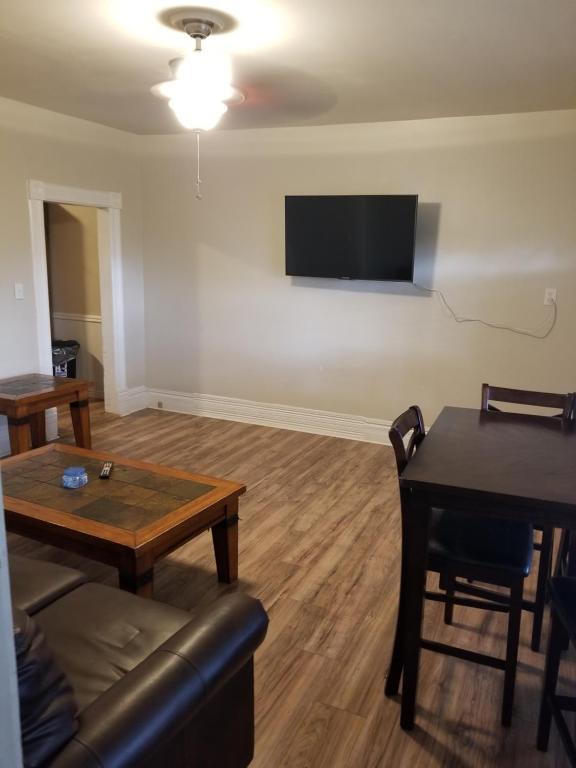 uma sala de estar com um sofá e uma mesa em 500/502 W 23rd St em Cheyenne