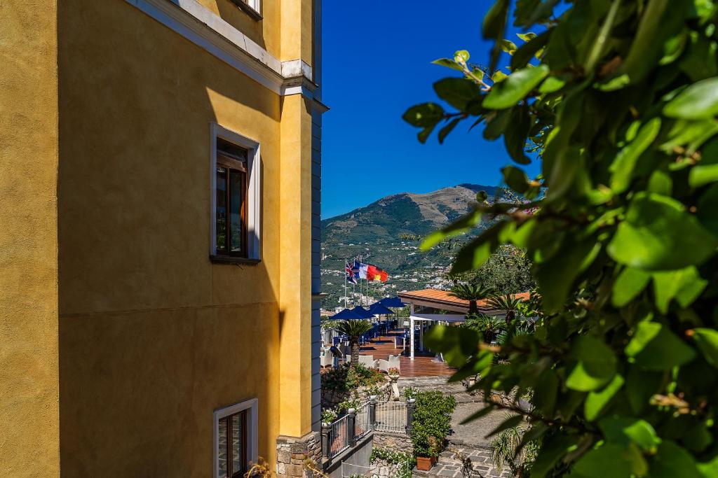 Nespecifikovaný výhled na hory nebo výhled na hory při pohledu z hotelu