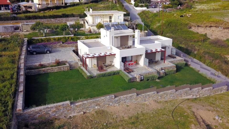 uma vista aérea de uma casa em Ελιάδες - Eliades Apartments em Caristo