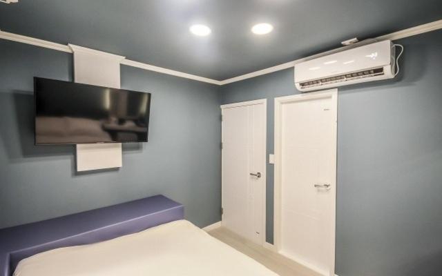 TV a/nebo společenská místnost v ubytování Inn Hotel