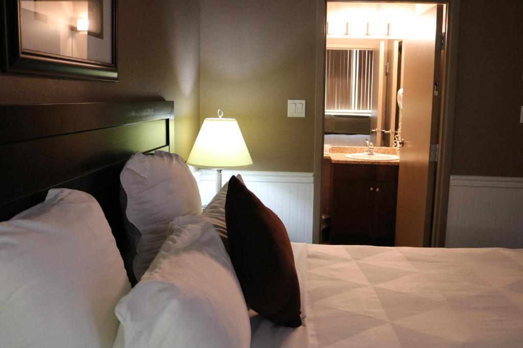 Postel nebo postele na pokoji v ubytování Nomad Hotel & Suites