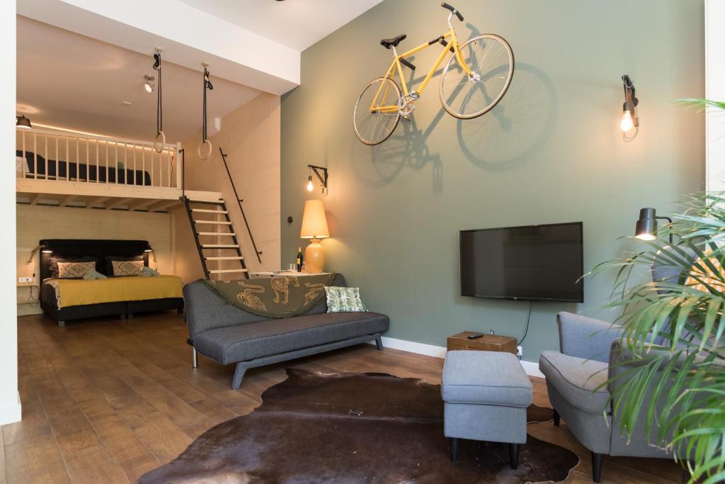 a living room with a bike hanging on the wall at Studio Jan Steen in Amsterdam