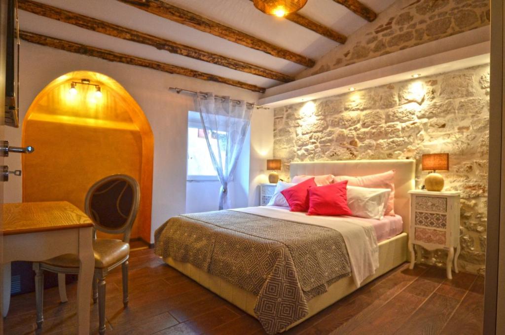 Un pat sau paturi într-o cameră la Noanna Apartment