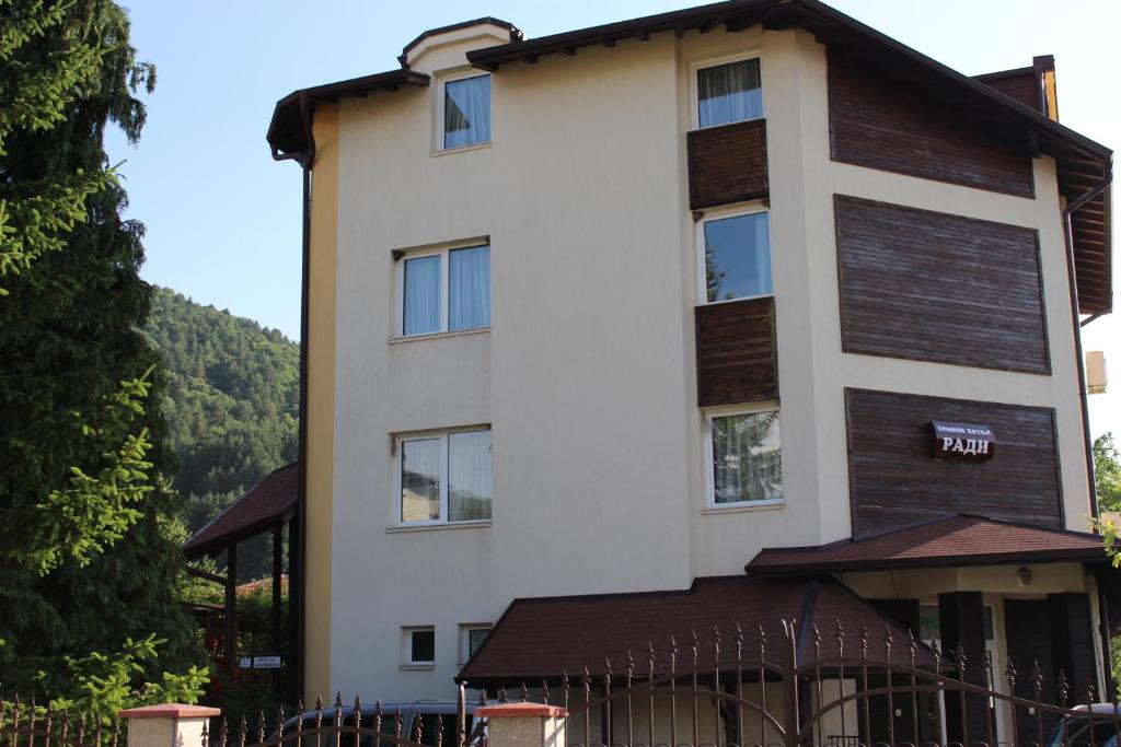 a building with a fence in front of it at Hotel Radi in Sapareva Banya