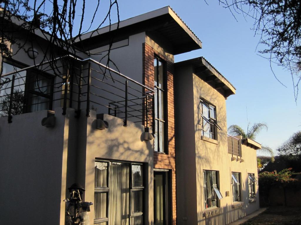 una casa con techo negro en Home @ Harry's en Pretoria