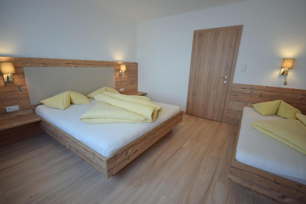 Łóżko lub łóżka w pokoju w obiekcie Haus Romana