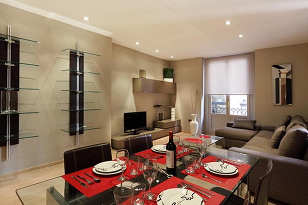 uma sala de estar com uma mesa com copos de vinho em Flatsforyou Sorolla House em Valência