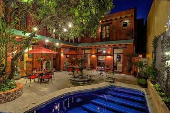 une grande maison avec une piscine dans une cour dans l'établissement Casa de Leyendas, à Mazatlán