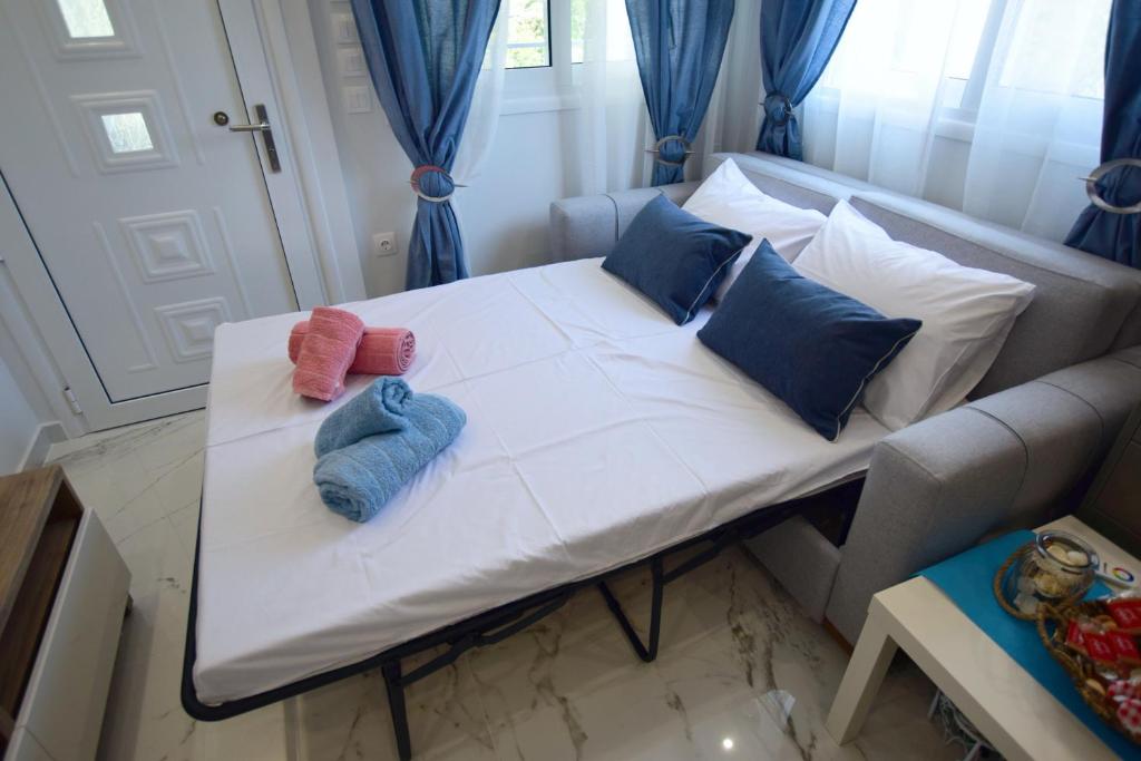Postel nebo postele na pokoji v ubytování V Luxury Suites Toroni 1