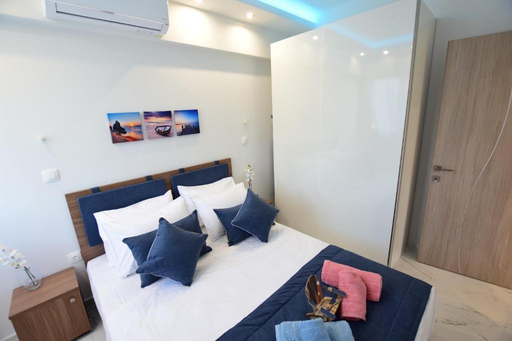 Postel nebo postele na pokoji v ubytování V Luxury Suites Toroni 1