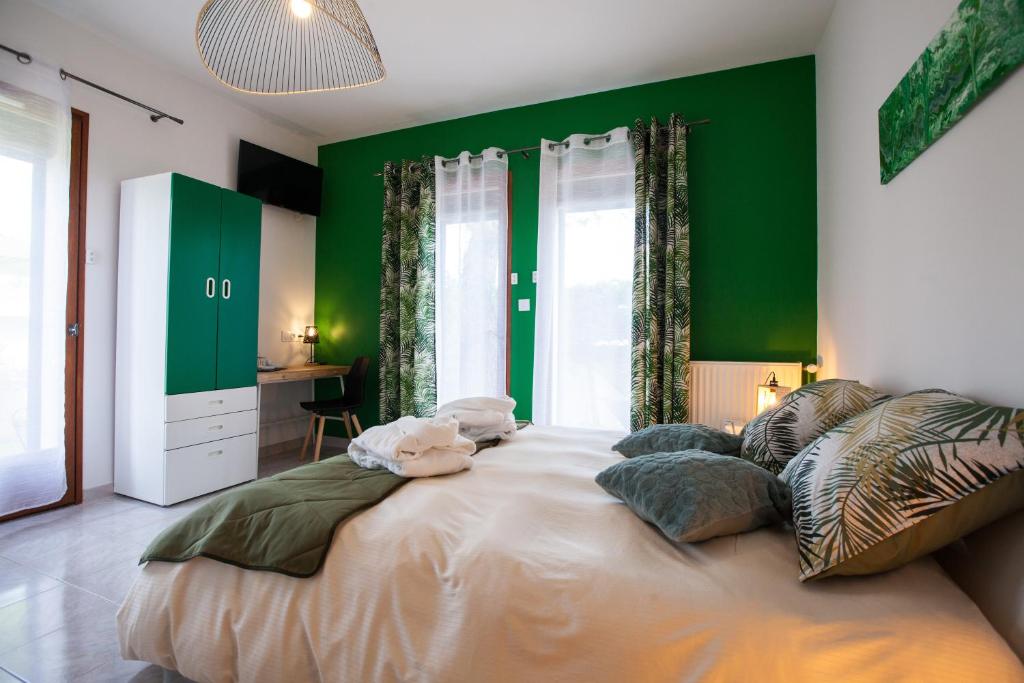 Postel nebo postele na pokoji v ubytování Les villas du triangle - chambres d'hôtes