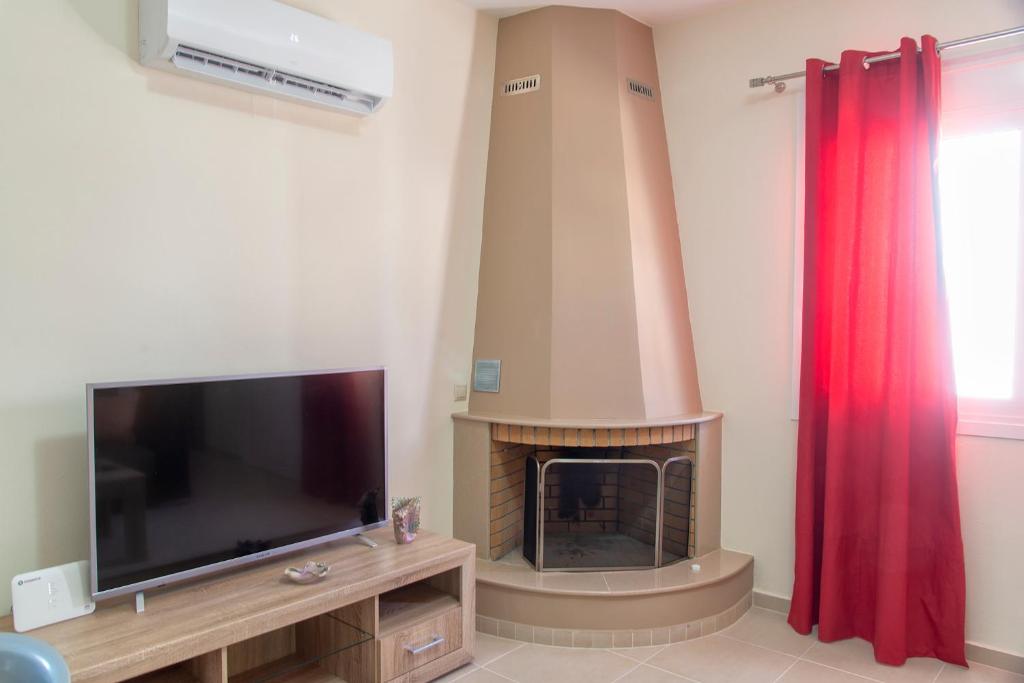 TV a/nebo společenská místnost v ubytování Lazaros Home