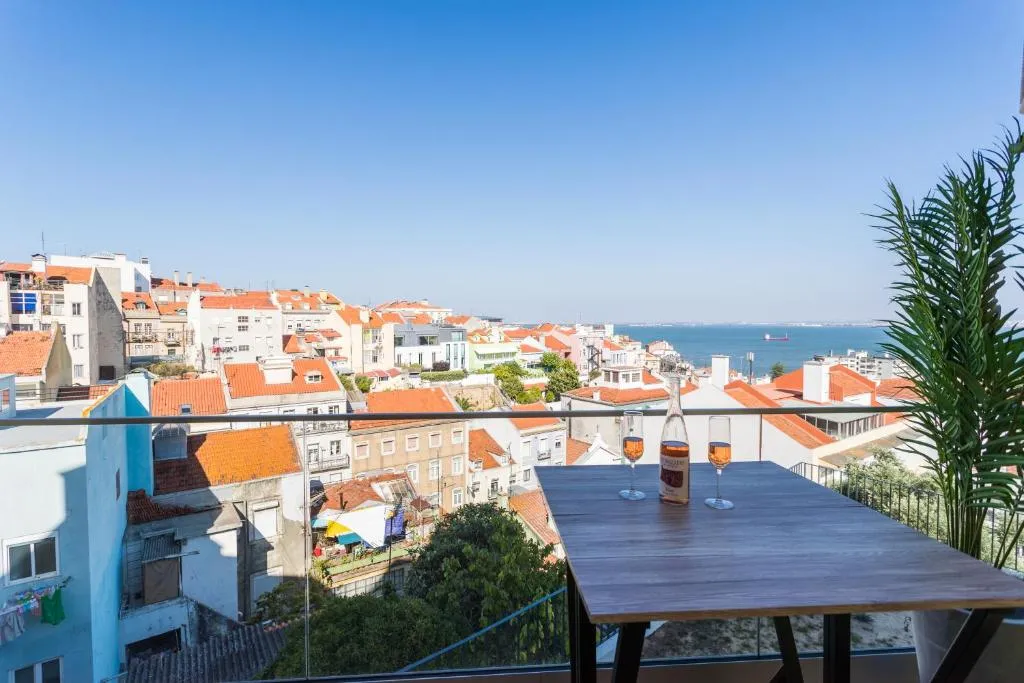 Alfama Lounge Three-Bedroom Apartment w/ River View and Parking - by LU Holidays, Lisabona, Portugalia