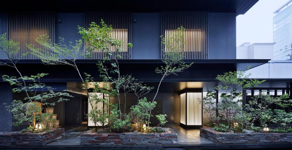 京都市にあるホテルリソル京都 河原町三条の木々と植物が植えられた中庭のある建物