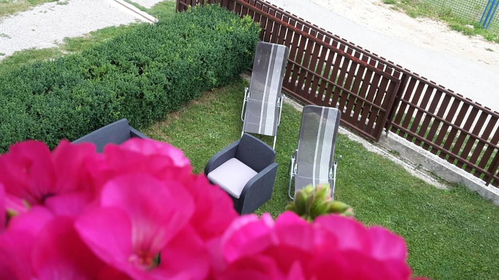 Vonkajšia záhrada v ubytovaní Plitvice Diamond Apartment