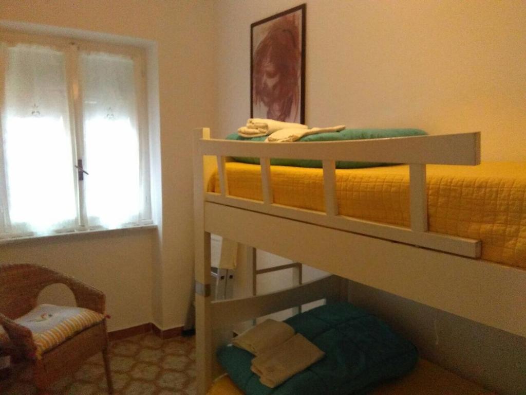 a bunk bed in a room with a bunk bedablishthritisthritisthritisthritisthritis at casa fiorella in San Bernardino