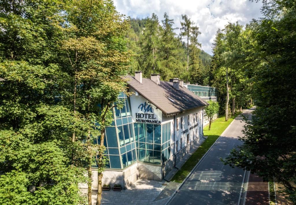 een uitzicht over een hotel in het bos bij Hotel Murowanica in Zakopane