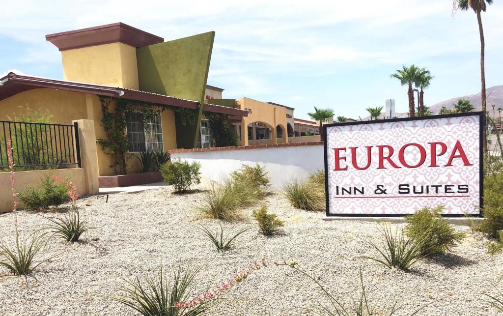 デザート・ホット・スプリングスにあるEuropa Inn & Suitesの旅館やスイートルームの入り口の看板
