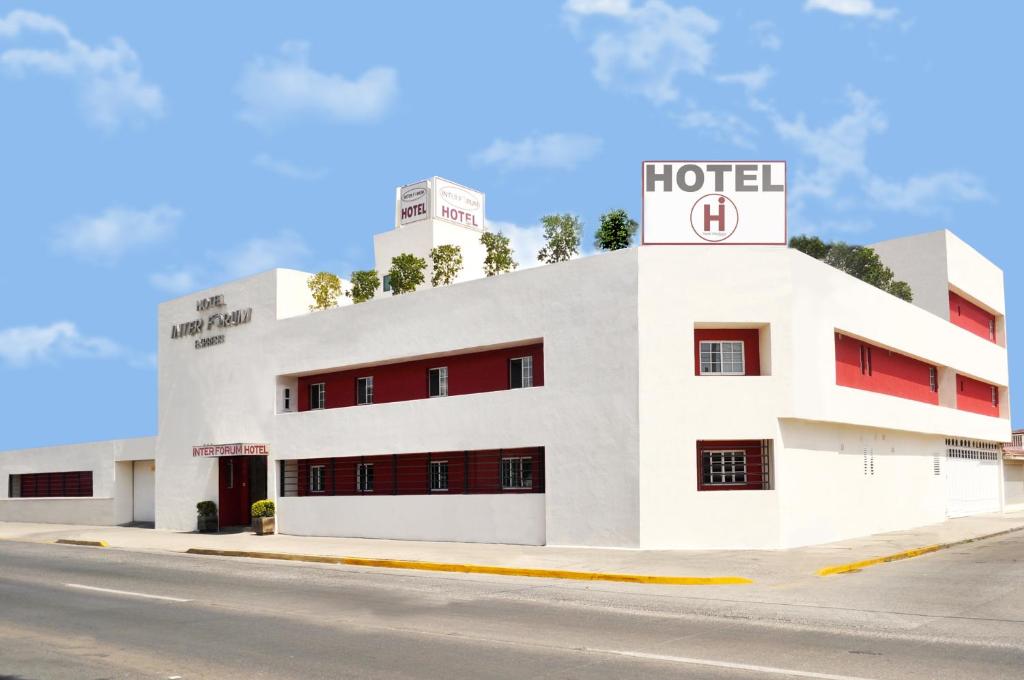 un hôtel situé sur le côté d'une rue dans l'établissement Hotel Interforum, à León
