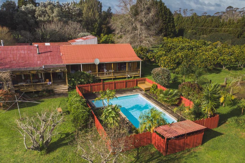 una vista aerea di una casa con piscina di Relax a Lodge a Kerikeri