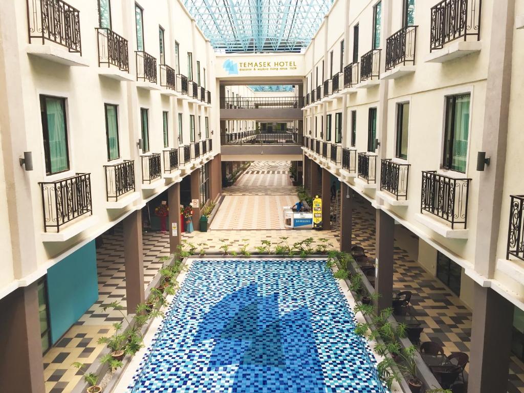 an overhead view of a building with a swimming pool at Temasek Hotel in Melaka