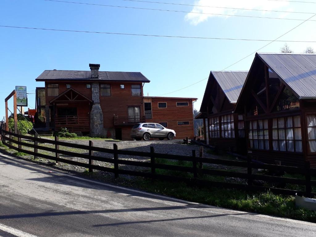 un coche está estacionado frente a algunos edificios en Refugio de Caty, en Bahía Mansa