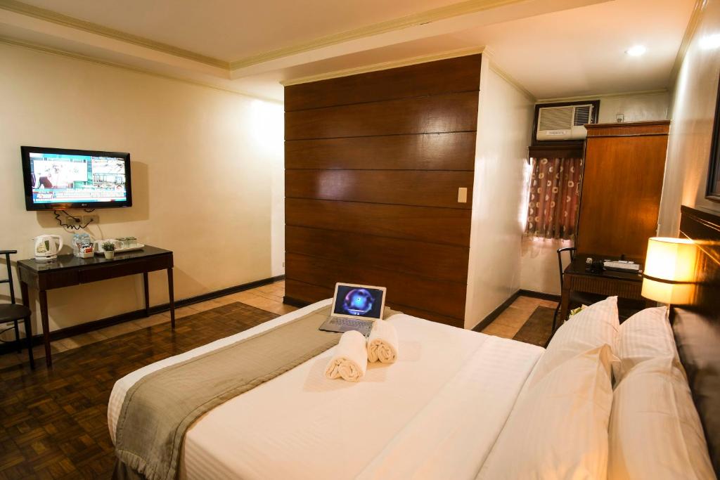 TV a/nebo společenská místnost v ubytování Fersal Hotel - P. Tuazon Cubao