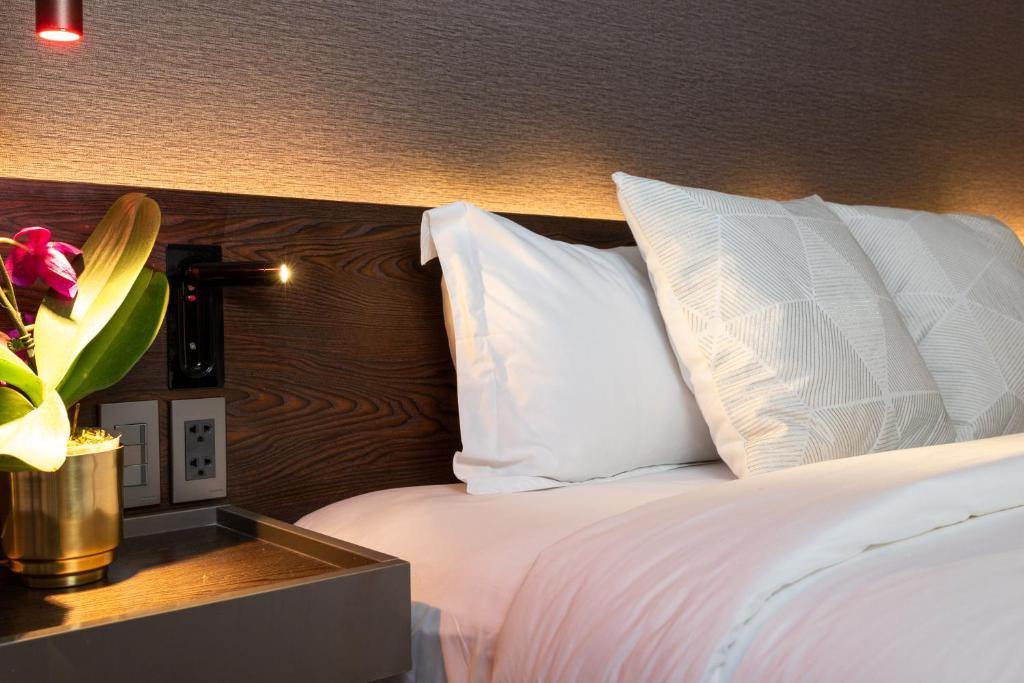 Postel nebo postele na pokoji v ubytování Ramada Encore by Wyndham Makati