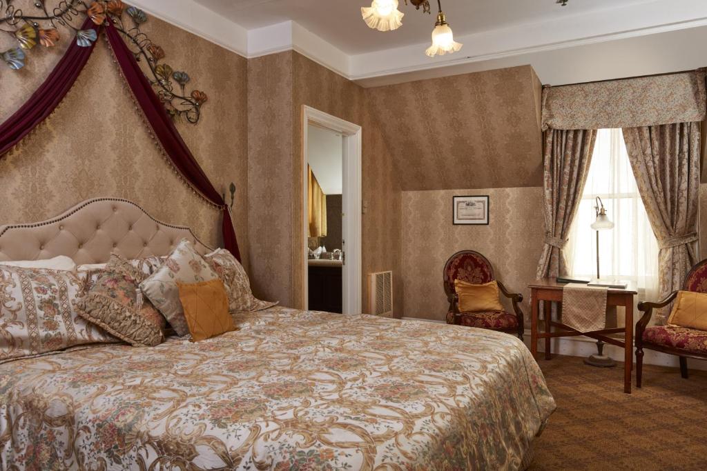 Queen Anne - Deluxe King Room
