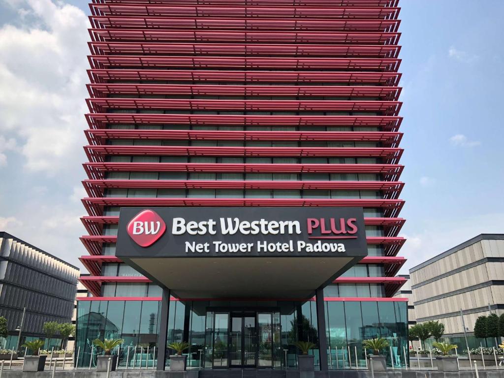 ein Gebäude mit einem Schild, das die besten westlichen und in der Unterkunft Best Western Plus Net Tower Hotel Padova in Padua