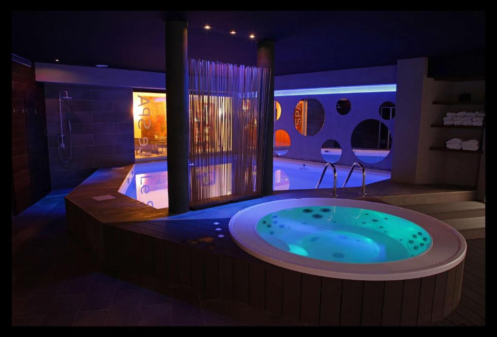 un bagno con vasca idromassaggio in una stanza di Best Western Plus La Fayette Hotel et SPA a Épinal
