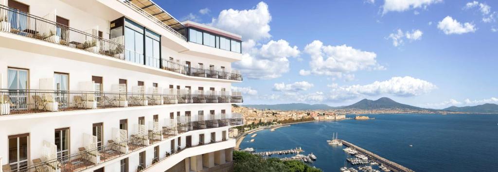 ナポリにあるBWシグネチャー コレクション ホテル パラディソの建物から海の景色を望めます。